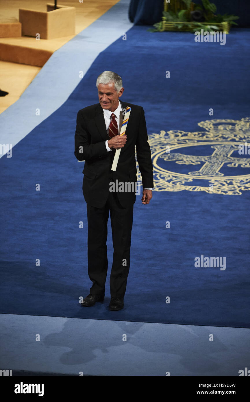 Oviedo, Asturias, Spain. 21st Oct, 2016. James Nachtwey, Princess of Asturias Awards for Communication and Humanities 2016 attended the Princesss of Asturias Awards 2016 ceremony at the Campoamor Theater on October 21, 2016 in Oviedo, Spain. Credit:  Jack Abuin/ZUMA Wire/Alamy Live News Stock Photo