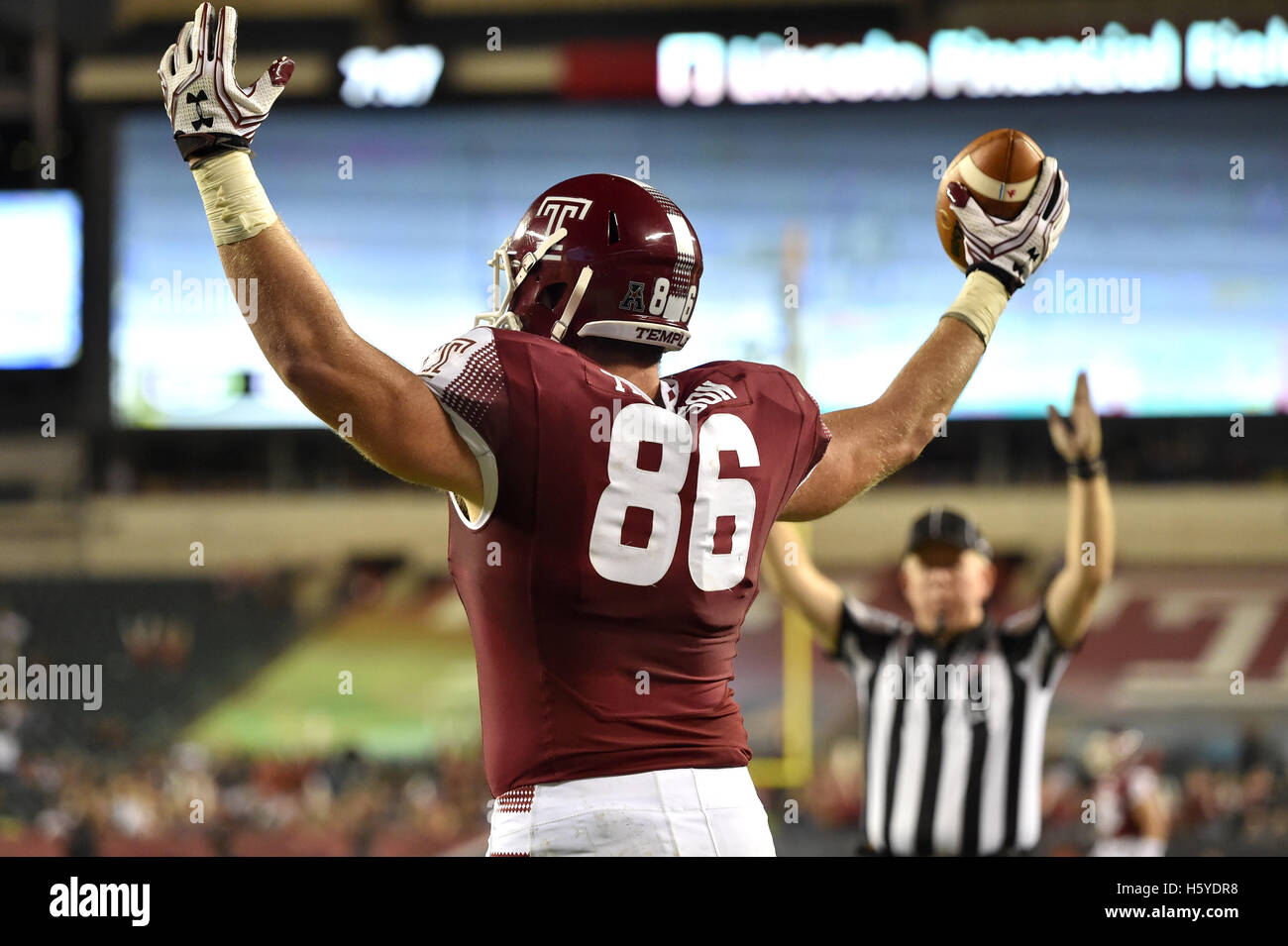 Philadelphia, Pennsylvania, USA. 21st Oct, 2016. Temple Owls tight end COLIN THOMPSON (86) celebrates a first half touchdown reception during a game played at Lincoln Financial Field in Philadelphia. Credit:  Ken Inness/ZUMA Wire/Alamy Live News Stock Photo