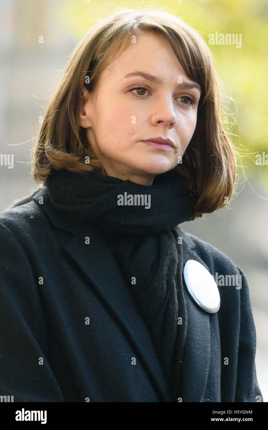 London Uk 22nd Oct 2016 Actress Carey Mulligan Speaks At A Amnesty International Rally As 200 Bears Are Piled At Gates Of Downing Street To Symbolize Dead Children Of Aleppo Syria Credit