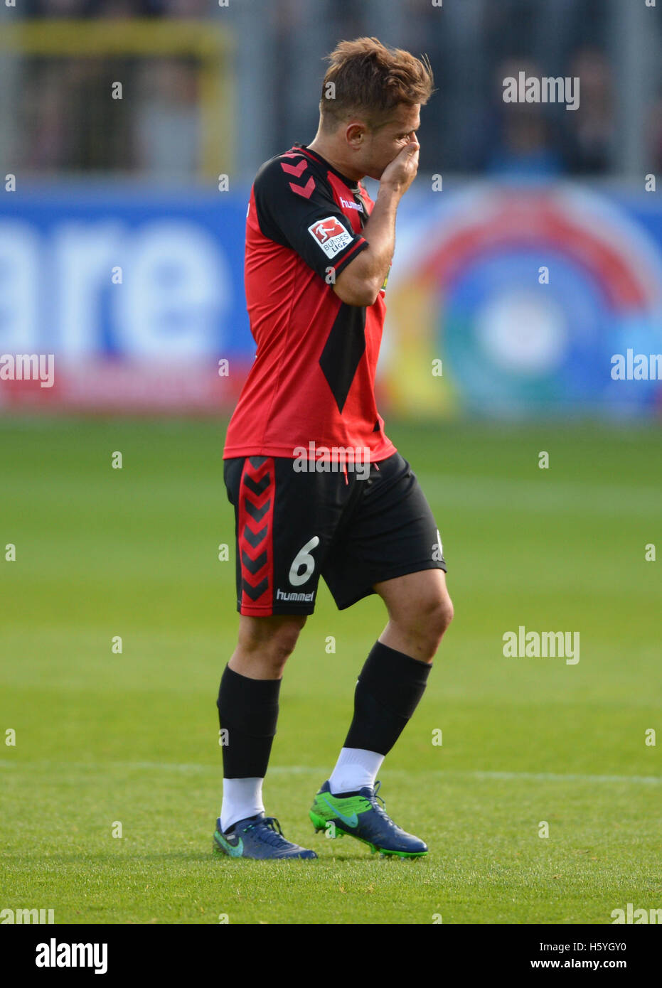 Freiburg's Amir Abrashi leaving the field after getting injured during the Bundesliga soccer match between SC Freiburg and FC Augsburg at Schwarzwald stadium in Freiburg im Breisgau, Germany, 22 October 2016. PHOTO: PATRICK SEEGER/dpa (EMBARGO CONDITIONS - ATTENTION: Due to the accreditation guidlines, the DFL only permits the publication and utilisation of up to 15 pictures per match on the internet and in online media during the match.) Stock Photo