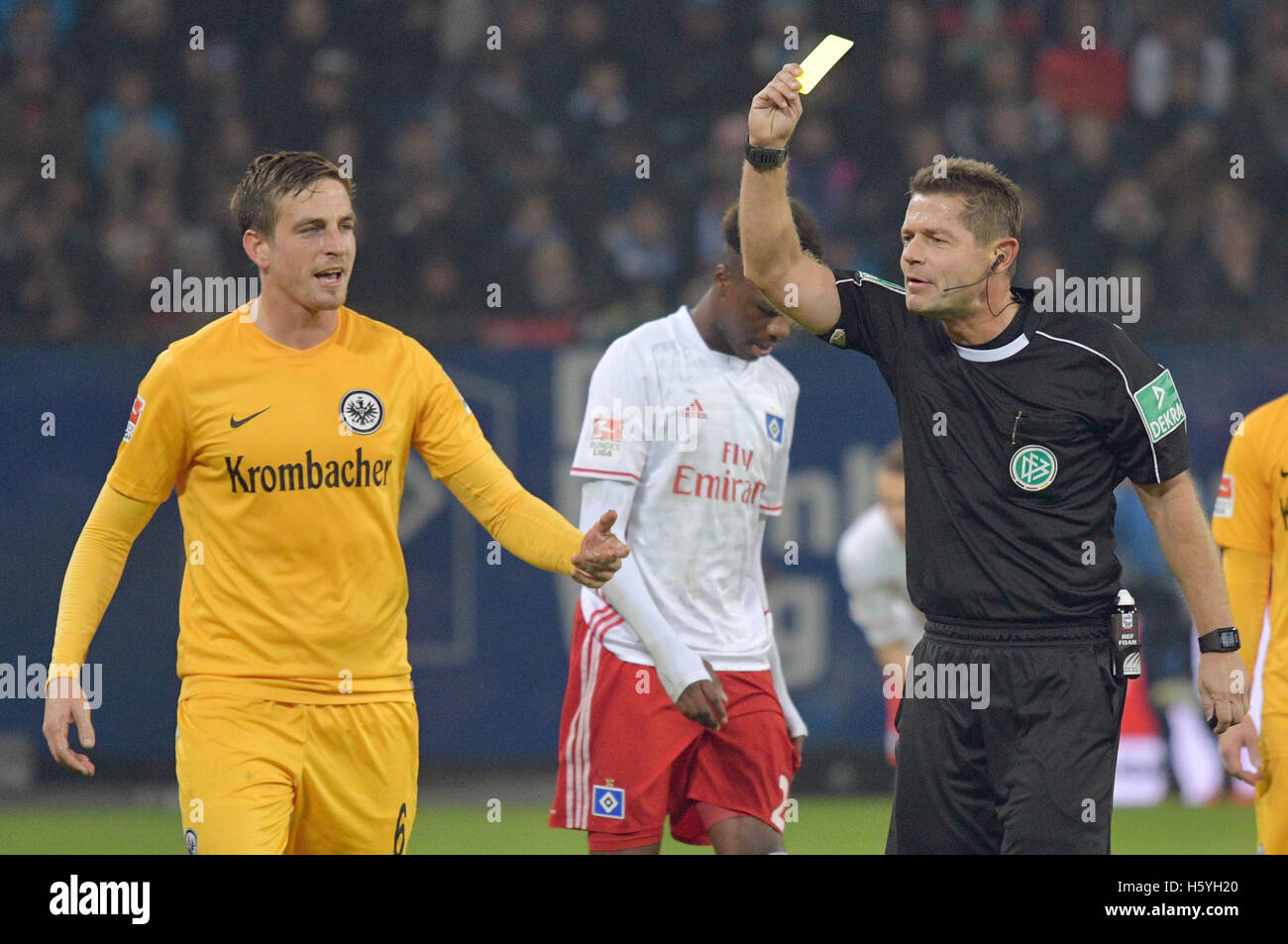Hamburg, Gemrany. 21st Oct, 2016. Referee Guenter Perl (r) showing the