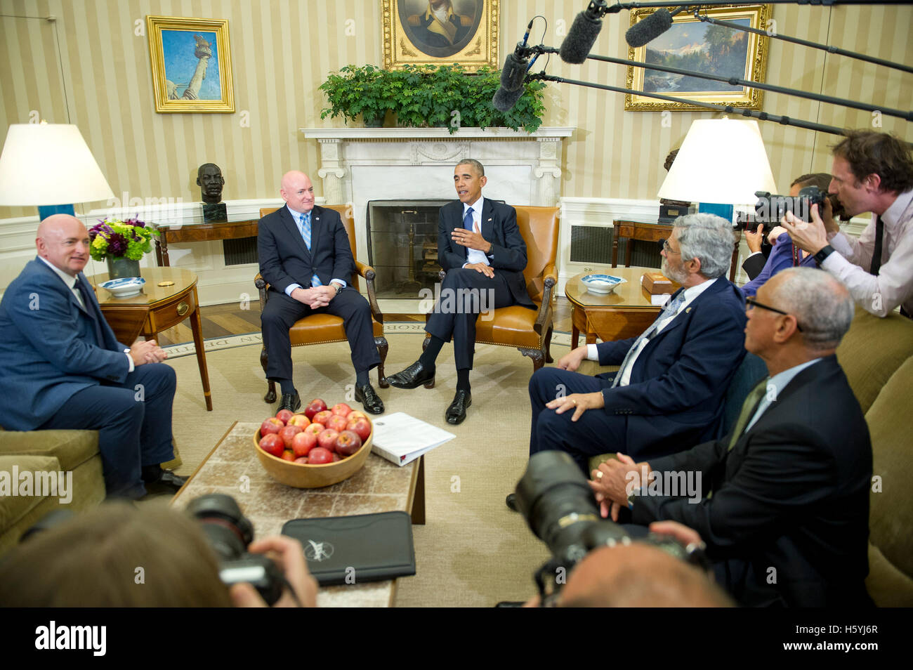 United States President Barack Obama meets retired NASA astronaut Scott Kelly and his brother Mark in the Oval Office of the White House in Washington, DC on Friday, October 21, 2016. From left to right: Former NASA astronaut Mark Kelly; Scott Kelly; President Obama; John P. Holdren, Assistant to the President for Science and Technology, Director of the White House Office of Science and Technology Policy, and Co-Chair of the President·s Council of Advisors on Science and Technology; and Major General Charles Bolden, Jr., (USMC-Retired), NASA Administrator. Credit: Ron Sachs/Pool via CNP - N Stock Photo