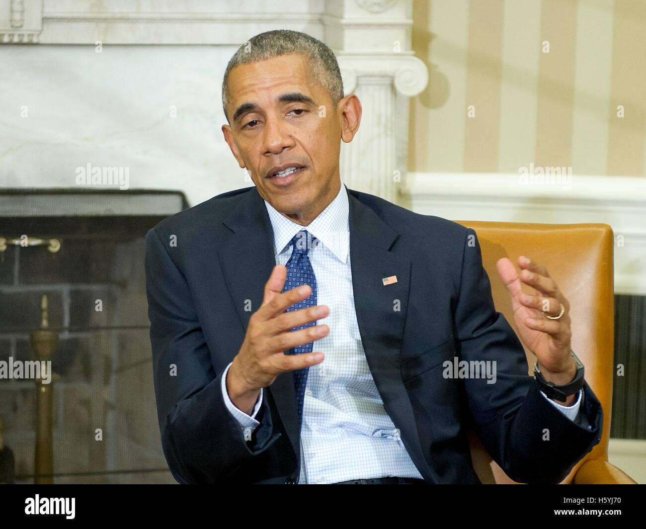 United States President Barack Obama makes remarks after meeting with retired NASA astronaut Scott Kelly and his his brother Mark in the Oval Office of the White House in Washington, DC on Friday, October 21, 2016. Credit: Ron Sachs/Pool via CNP - NO WIRE SERVICE - Stock Photo