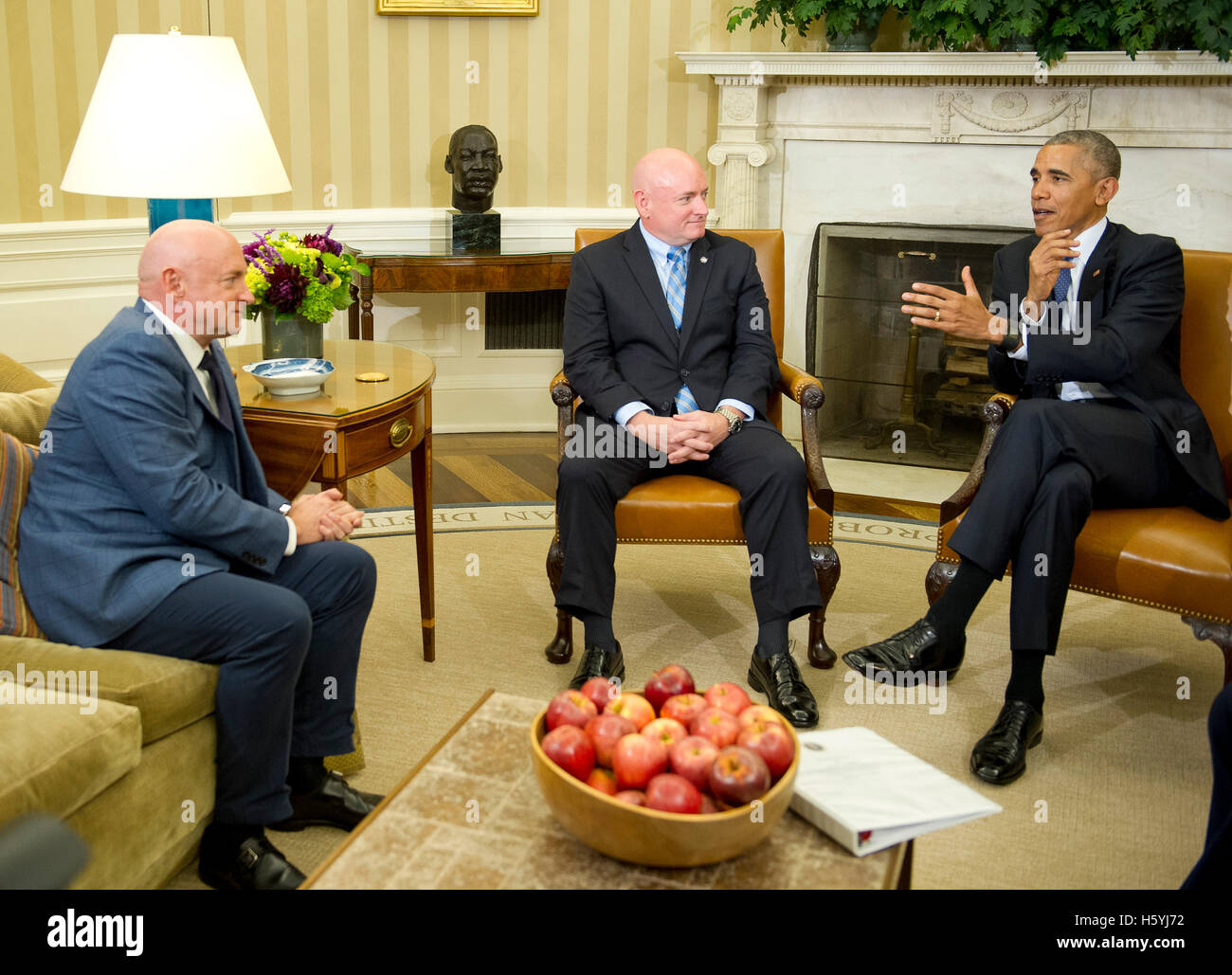 United States President Barack Obama, right, meets retired NASA astronaut Scott Kelly, center, and his brother Mark, left, in the Oval Office of the White House in Washington, DC on Friday, October 21, 2016. Credit: Ron Sachs/Pool via CNP - NO WIRE SERVICE - Stock Photo