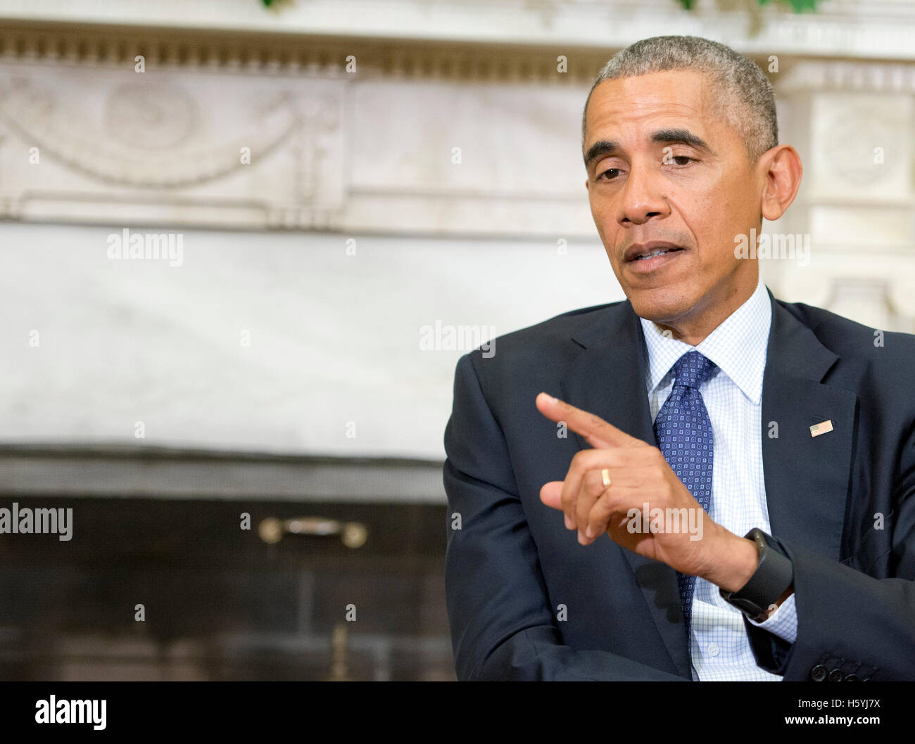 United States President Barack Obama makes remarks after meeting with retired NASA astronaut Scott Kelly and his his brother Mark in the Oval Office of the White House in Washington, DC on Friday, October 21, 2016. Credit: Ron Sachs/Pool via CNP - NO WIRE SERVICE - Stock Photo