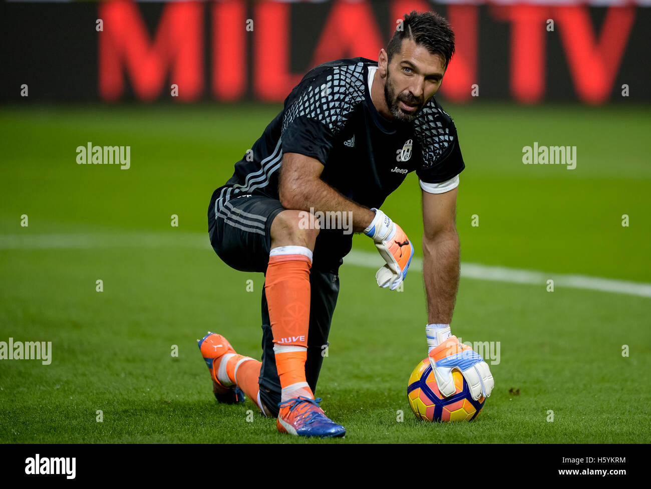 Giuseppe Meazza stadium, Milan, Italy. 22nd October, 2016:. Gianluigi Buffon of Juventus FC looks on before the Serie A football match between AC Milan and Juventus FC. Credit:  Nicolò Campo/Alamy Live News Stock Photo
