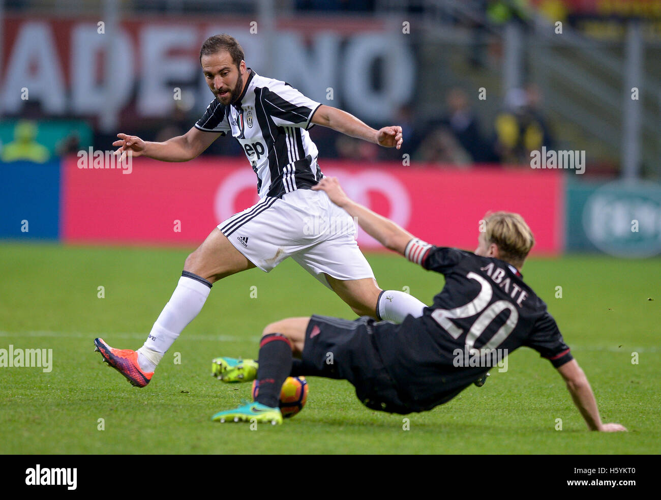 Giuseppe Meazza stadium, Milan, Italy. 22nd October, 2016:. Gonzalo Higuain of Juventus FC (left) and Ignazio Abate of AC MIlan compete for the ball during the Serie A football match between AC Milan and Juventus FC. Credit:  Nicolò Campo/Alamy Live News Stock Photo