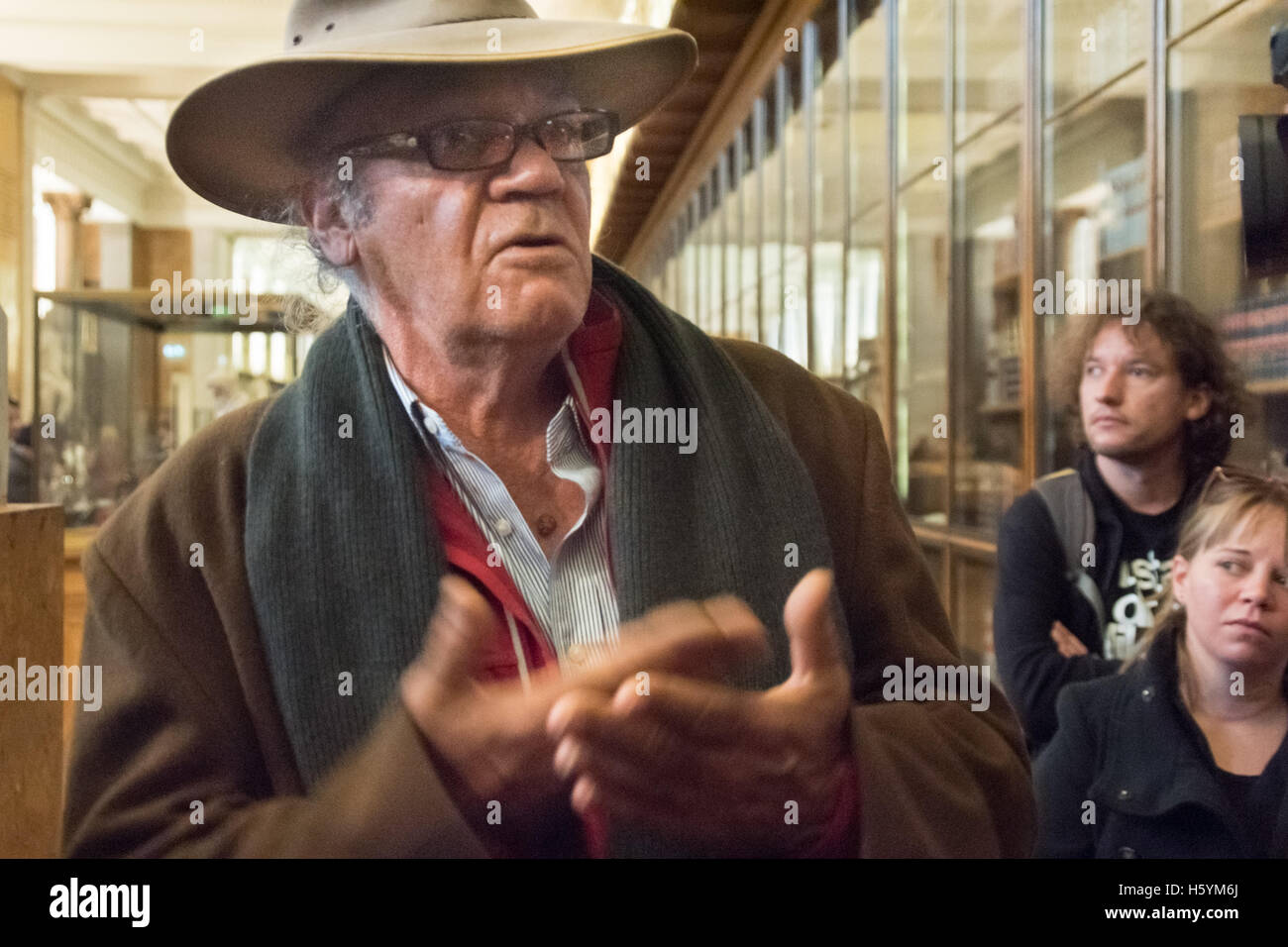 London, UK. 22 October 2016. Vincent Forrester, Australian Aborigine artist and activist who has come to the UK with Rodney Kelly, a sixth-generation descendant of the Gweagal warrior Cooman shot in the leg by Captain Cook and his crew at their first landing in Australia at Botany Bay in 1770. Credit:  Peter Marshall/Alamy Live News Stock Photo