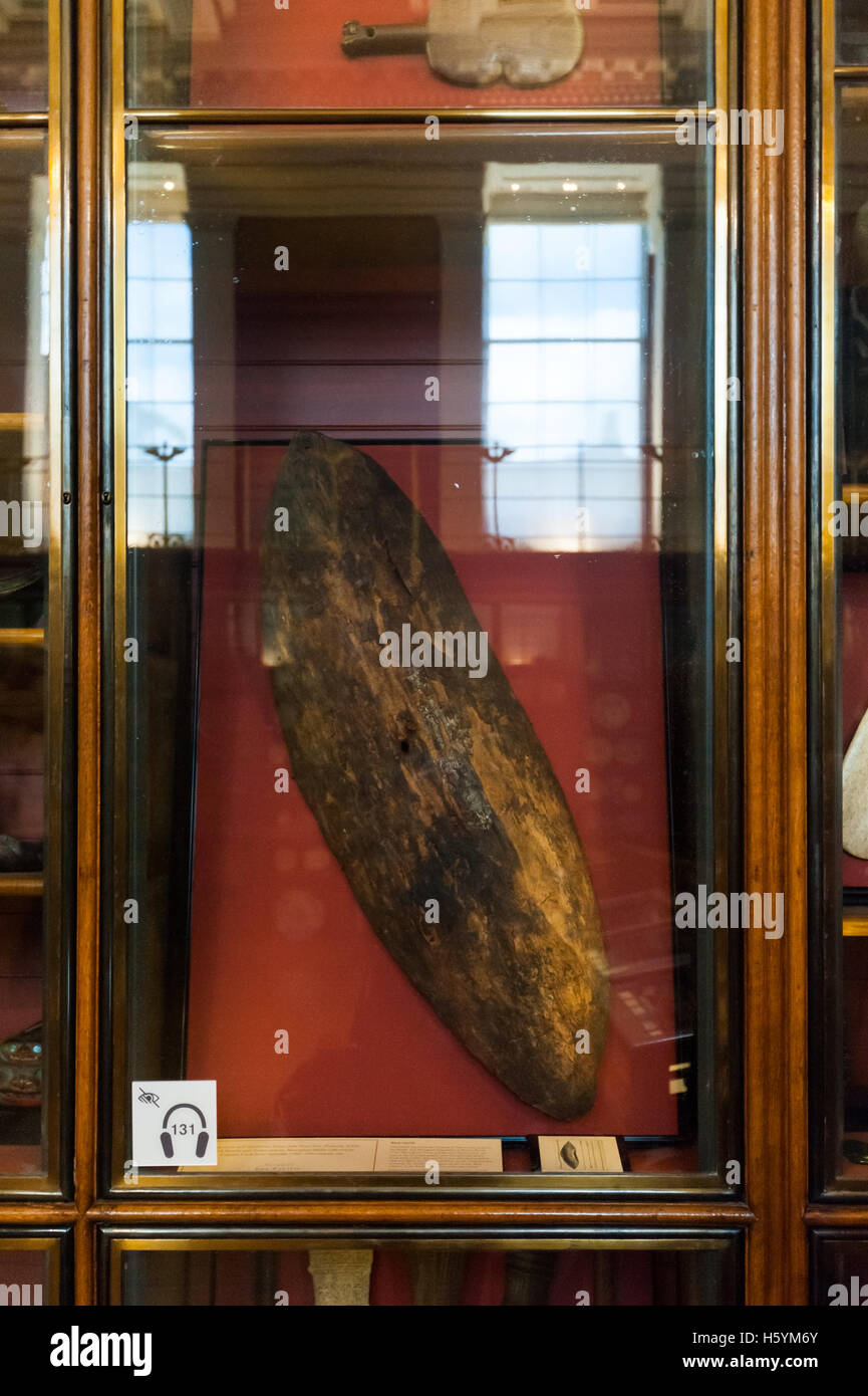 London, UK. 22 October 2016. Rodney Kelly, a sixth-generation descendant of the Gweagal warrior Cooman shot in the leg by Captain Cook and his crew at their first landing in Australia at Botany Bay in 1770 spoke in front of his ancestor's shield, displayed in a glass case in the British Museum. Credit:  Peter Marshall/Alamy Live News Stock Photo