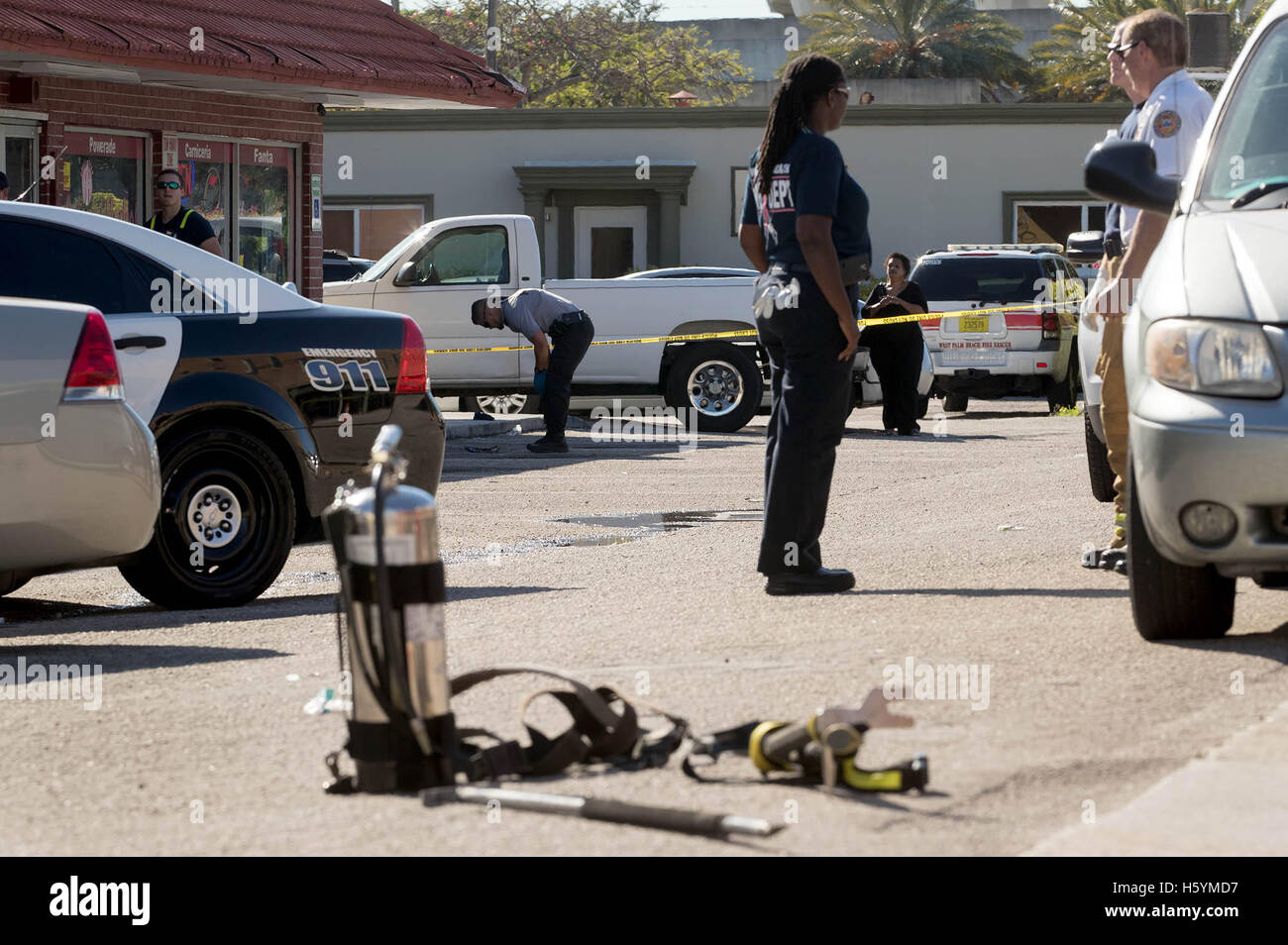 West Palm Beach, Florida, USA. 22nd Oct, 2016. Investigators examine evidence at a strip mall at 932 Belvedere Road. One person died and another was severely burned Saturday afternoon after an explosion at St. Anne & Vierge Miracle Botanica in West Palm Beach, Florida on October 22, 2016. © Allen Eyestone/The Palm Beach Post/ZUMA Wire/Alamy Live News Stock Photo