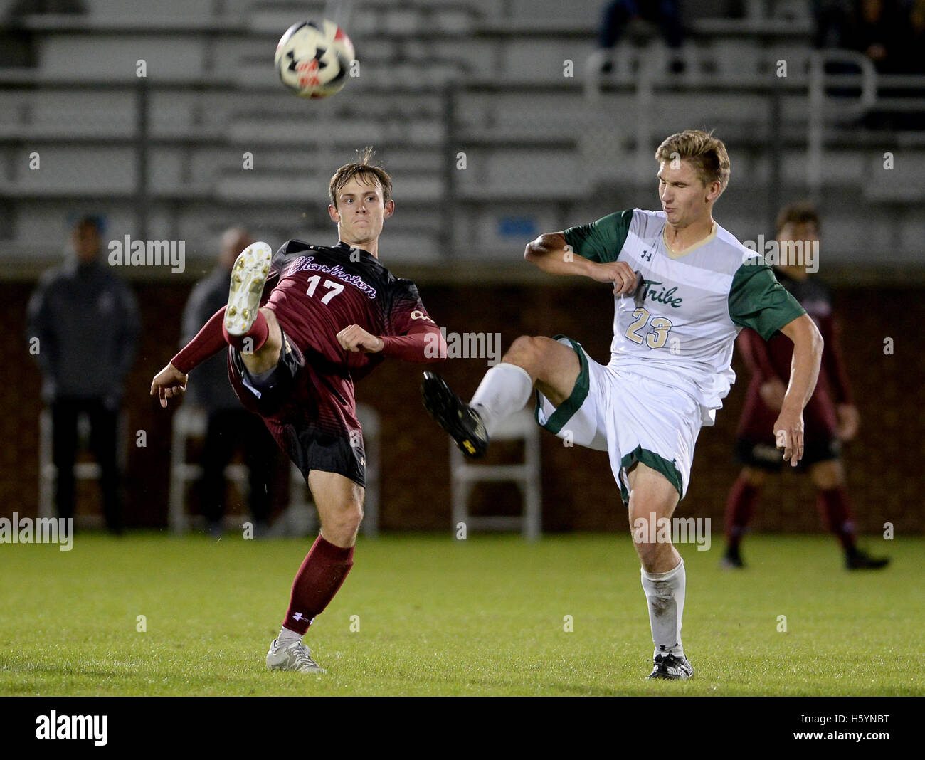 Williamsburg, VA, USA. 22nd Oct, 2016. 20161022 - College of Charleston midfielder ELI DENT (17) launches a pass against William and Mary midfielder RILEY SPAIN (23) in the first half at Martin Family Stadium in Williamsburg, Va. © Chuck Myers/ZUMA Wire/Alamy Live News Stock Photo