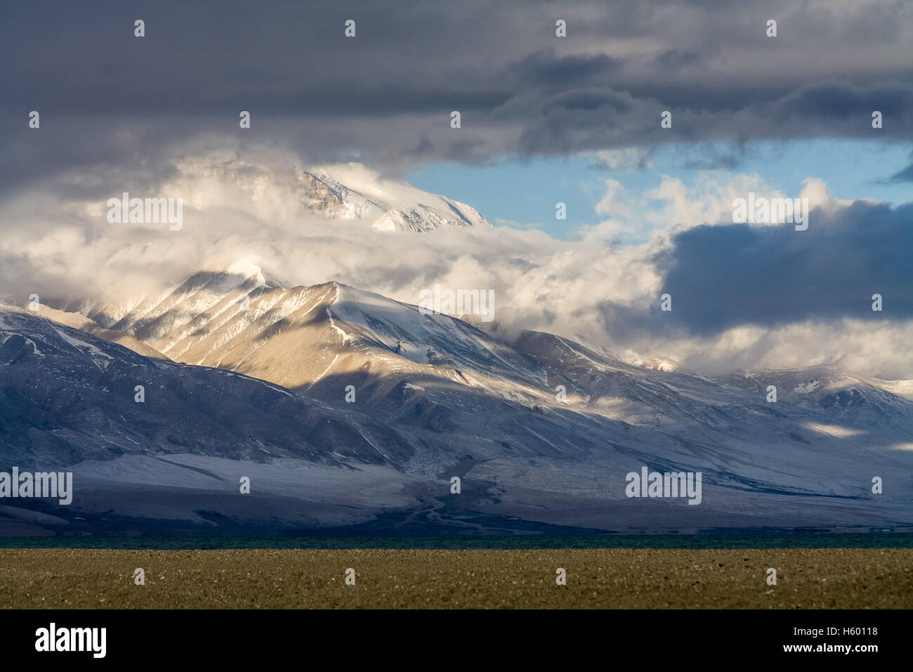 Beautiful landscape of the Tibetan plateau. Lake Manasarovar, Tibet ...