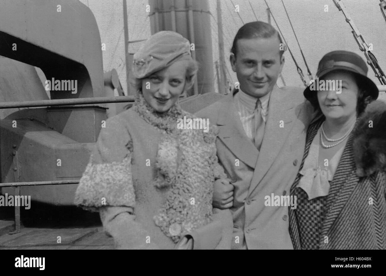English Actress Evelyn Laye 1900-1996 with actor husband Frank Lawton 1904-1969 and Liz Mathes (photo circa 1934) Stock Photo
