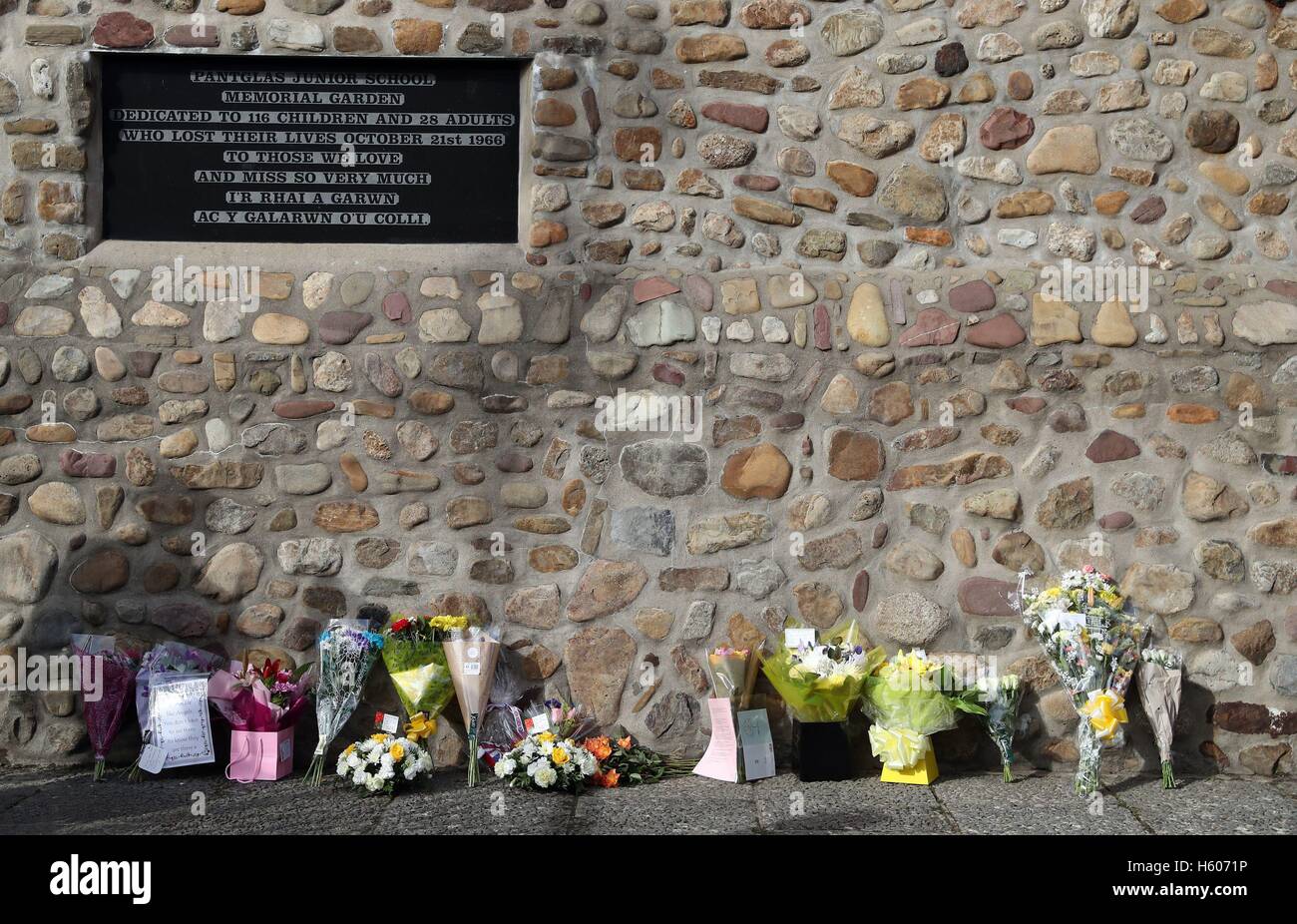 Aberfan Memorial Garden Hi res Stock Photography And Images Alamy aberfan-memorial-garden-hi-res-stock-photography-and-images-alamy