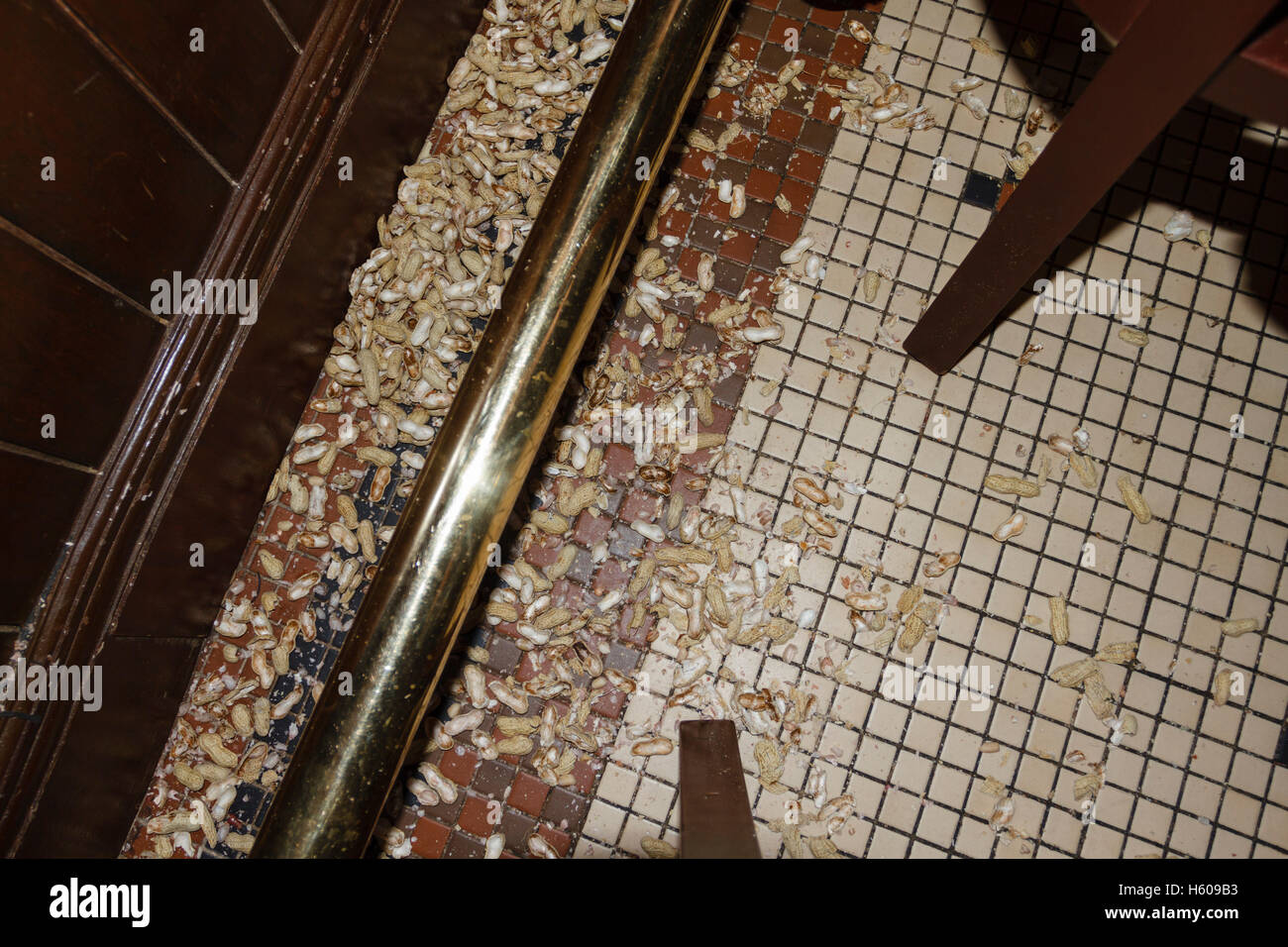 peanut-shells-on-the-floor-in-the-long-bar-raffles-hotel-singapore