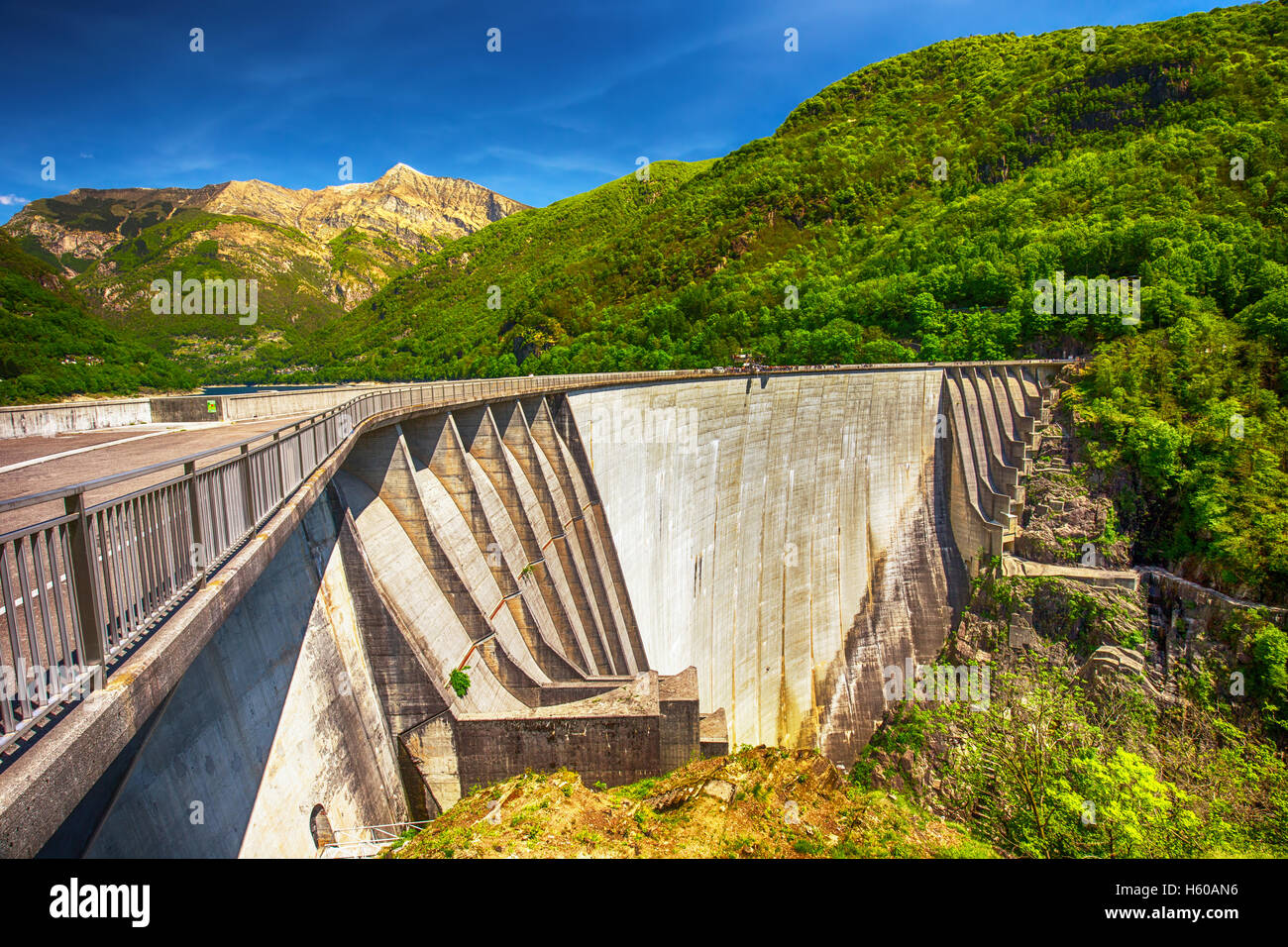Dam of Contra Verzasca Ticino, Switzerland. The dam creates a water  reservoir Lago di Vogorno. It is famous place for bungee jum Stock Photo -  Alamy