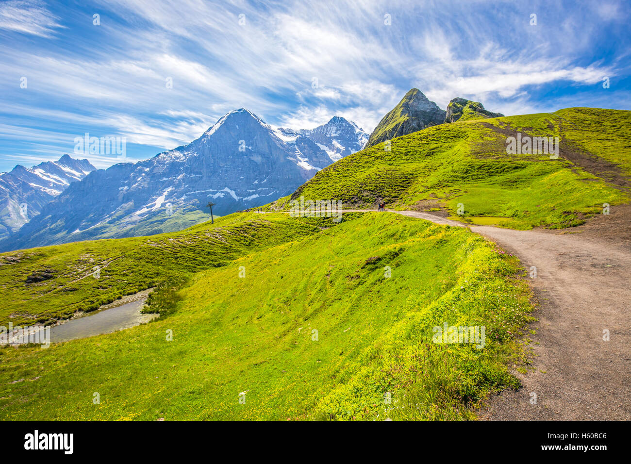 panorama-trail-leading-to-kleine-scheidegg-from-mannlichen-with-eiger