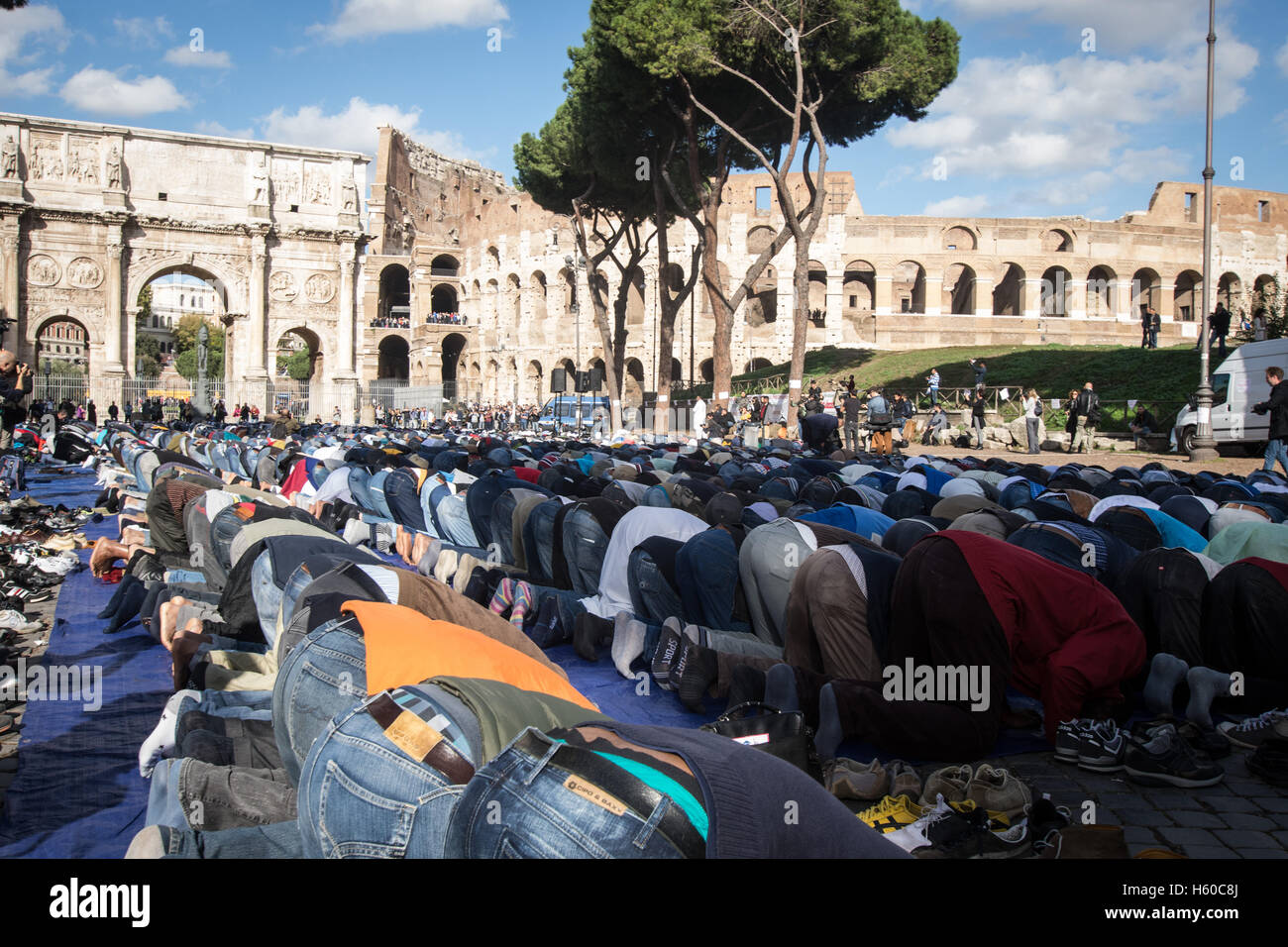 Muslim Rome Rome, Italy. 21st Oct, 2016. Muslims attend Friday prayers during a ...