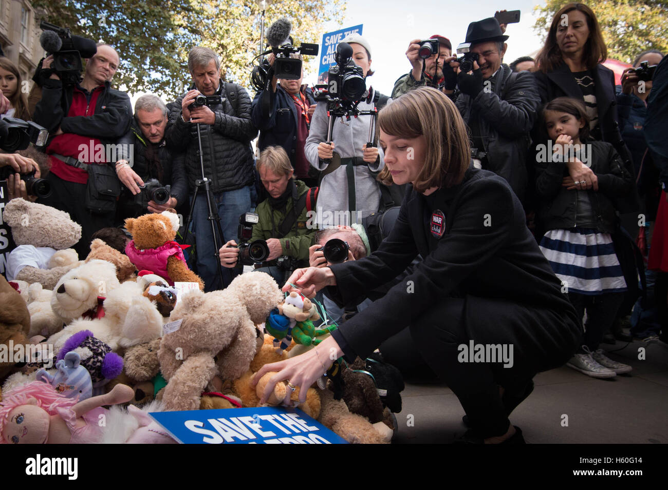 Actress Carey Mulligan leaves a teddy bear outside the gates of Downing Street in central London during a protest to highlight the high numbers of children killed in bombings in Syria and to demand the Government intervene over Russian and Syrian bombing campaigns. Stock Photo