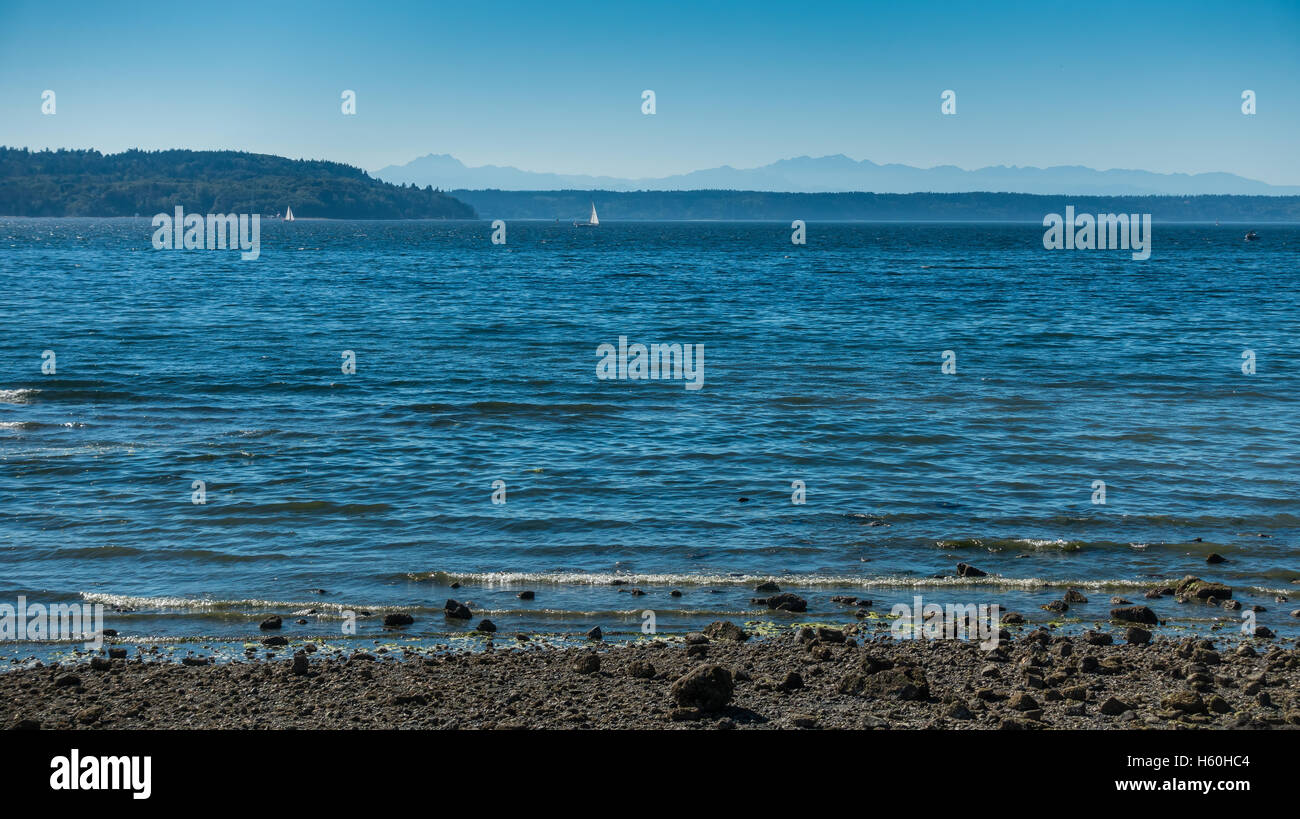 A view of the Puget Sound with the Olympic Mountains in the distance ...