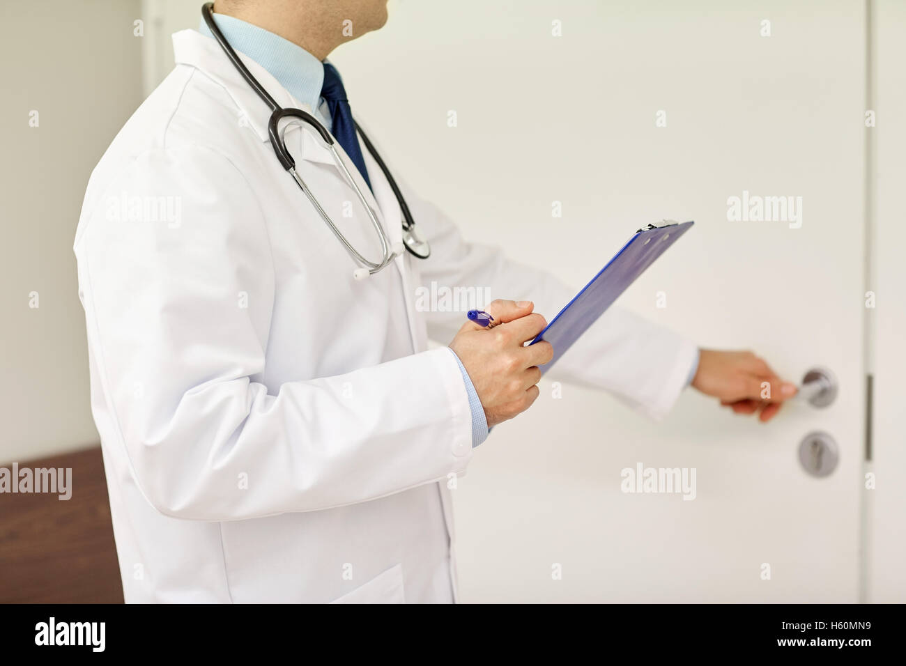 close up of doctor with clipboard at hospital door Stock Photo - Alamy