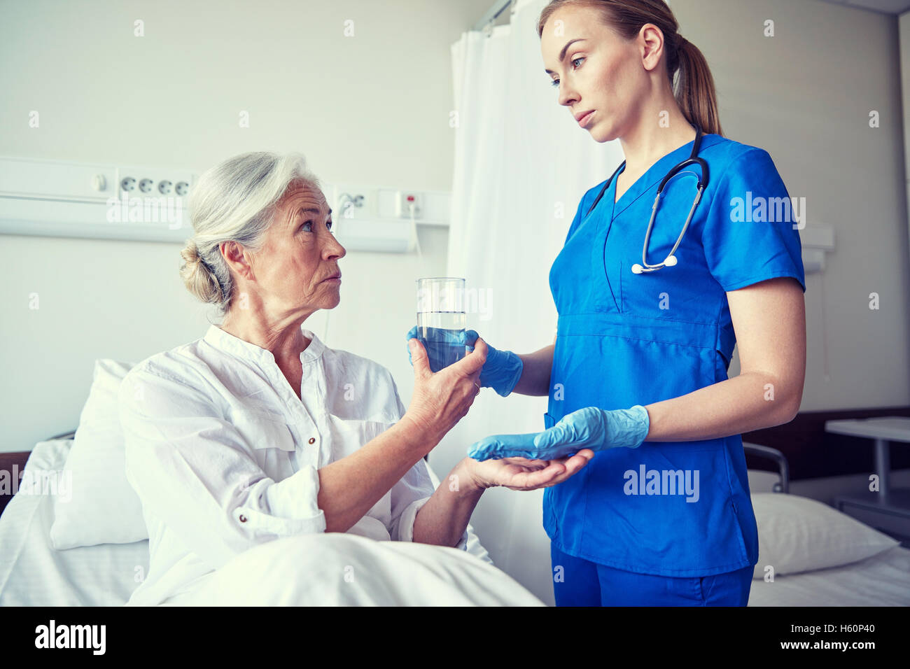 Уход за больными после операции pansionat help. Медсестра с больными. Медицинская сестра и пациент. Медсестра помогает пациенту. Стационар для пожилых.