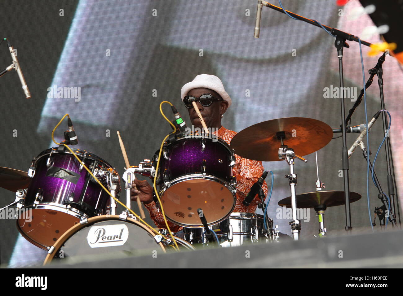 Tony allen drums hi-res stock photography and images - Alamy