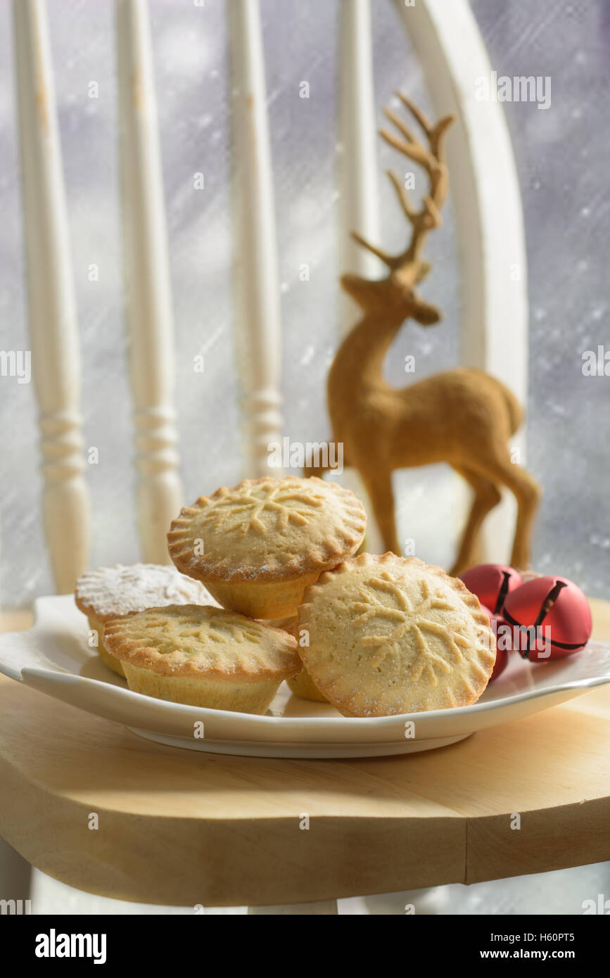 Plate of mince pies for Christmas Stock Photo - Alamy