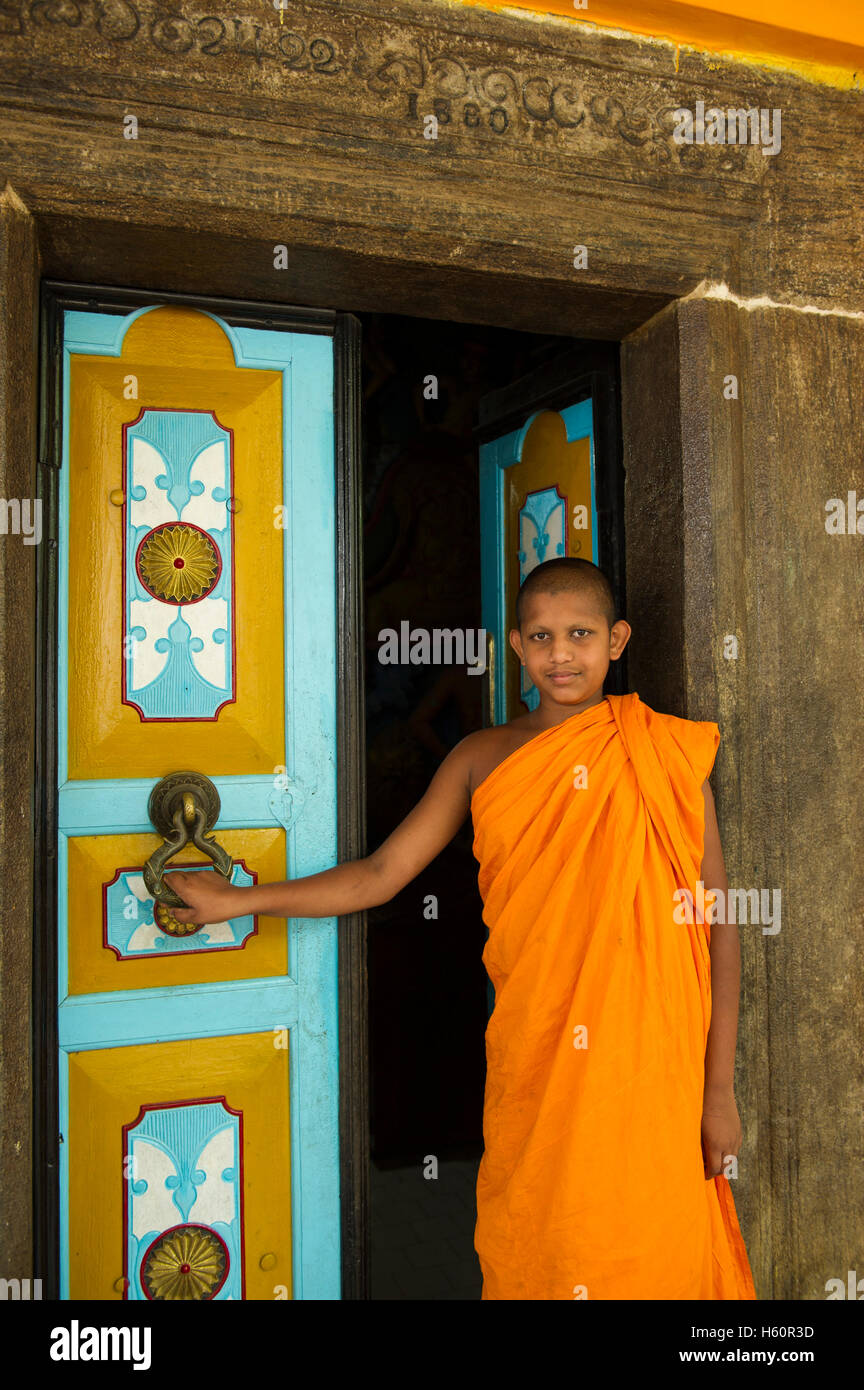 Monk at Dhowa rock temple, Ella, Sri Lanka Stock Photo