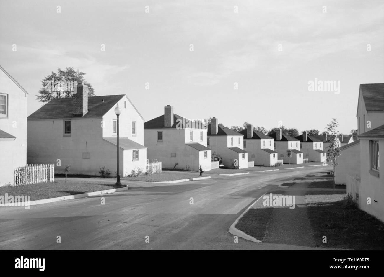 Row of Identical Suburban Houses, Greendale, Wisconsin, USA,  John Vachon for Farm Security Administration, September 1939 Stock Photo