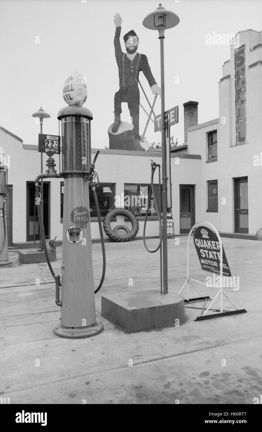 Paul Bunyan atop Gas Station, Bemidji, Minnesota, USA, John Vachon for Farm Security Administration, September 1939 Stock Photo