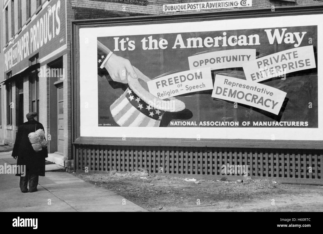 National Association of Managers Billboard, Dubuque, Iowa, USA, John Vachon for Farm Security Administration, April 1940 Stock Photo