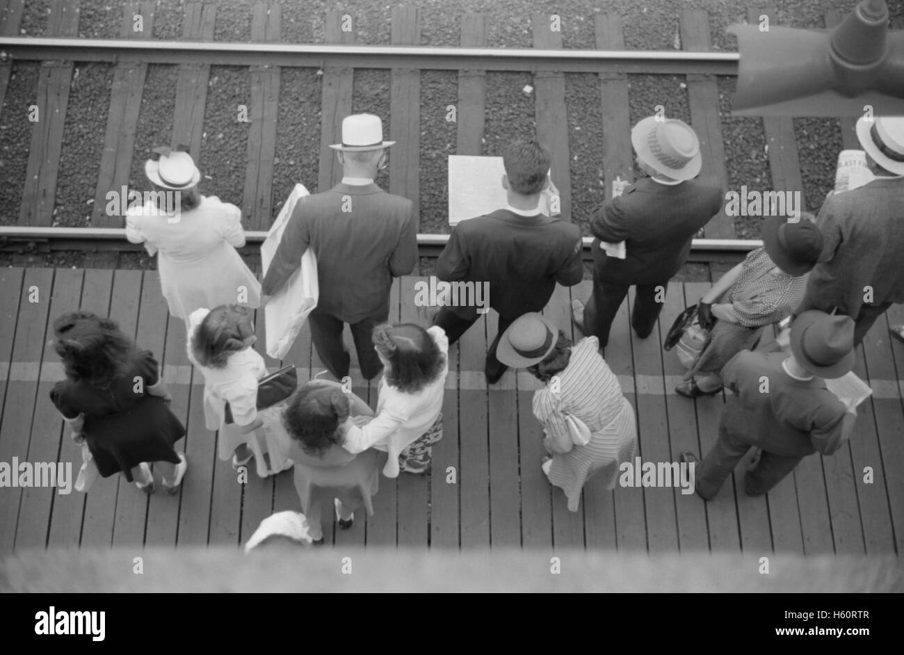 Commuters Waiting for South-Bound Train, High Angle View, Chicago, Illinois, USA, John Vachon for Farm Security Administration, July 1941 Stock Photo