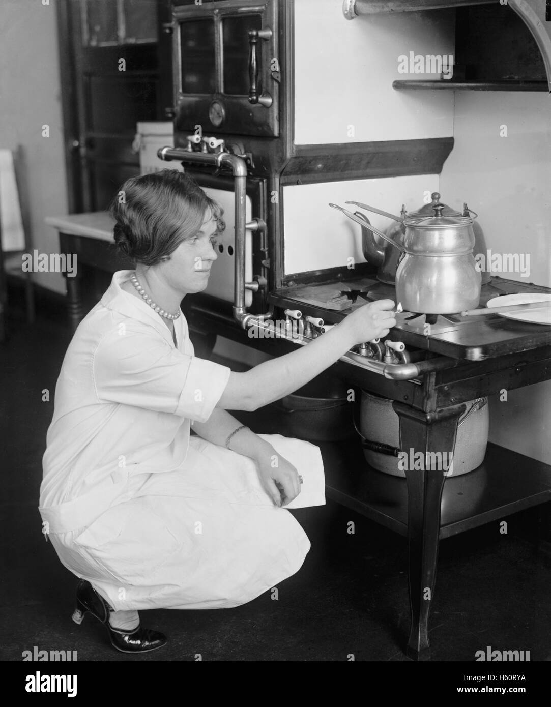 Young Woman Learning to Cook, College Home Economics Class, Washington DC, USA, National Photo Company, December 1926 Stock Photo