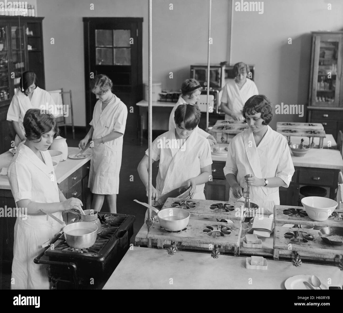 Group of Young Women Learning to Cook, College Home Economics Class, Washington DC, USA, National Photo Company, December 1926 Stock Photo