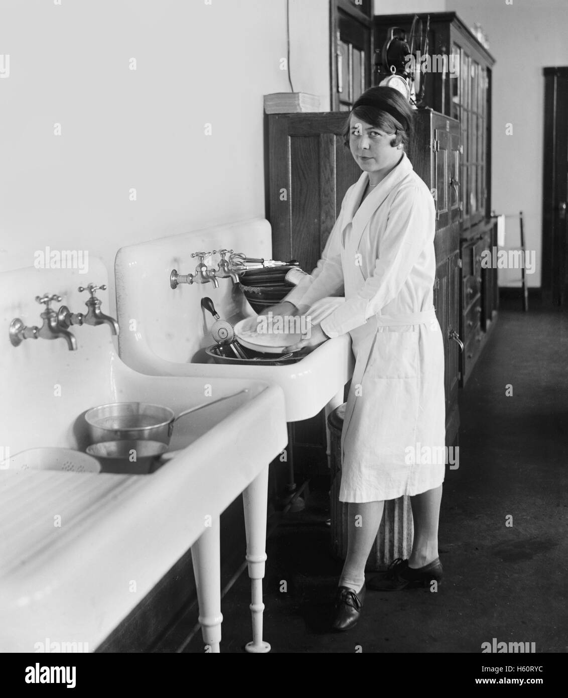 Young Woman Washing Dishes, College Home Economics Class, Washington DC, USA, National Photo Company, December 1926 Stock Photo