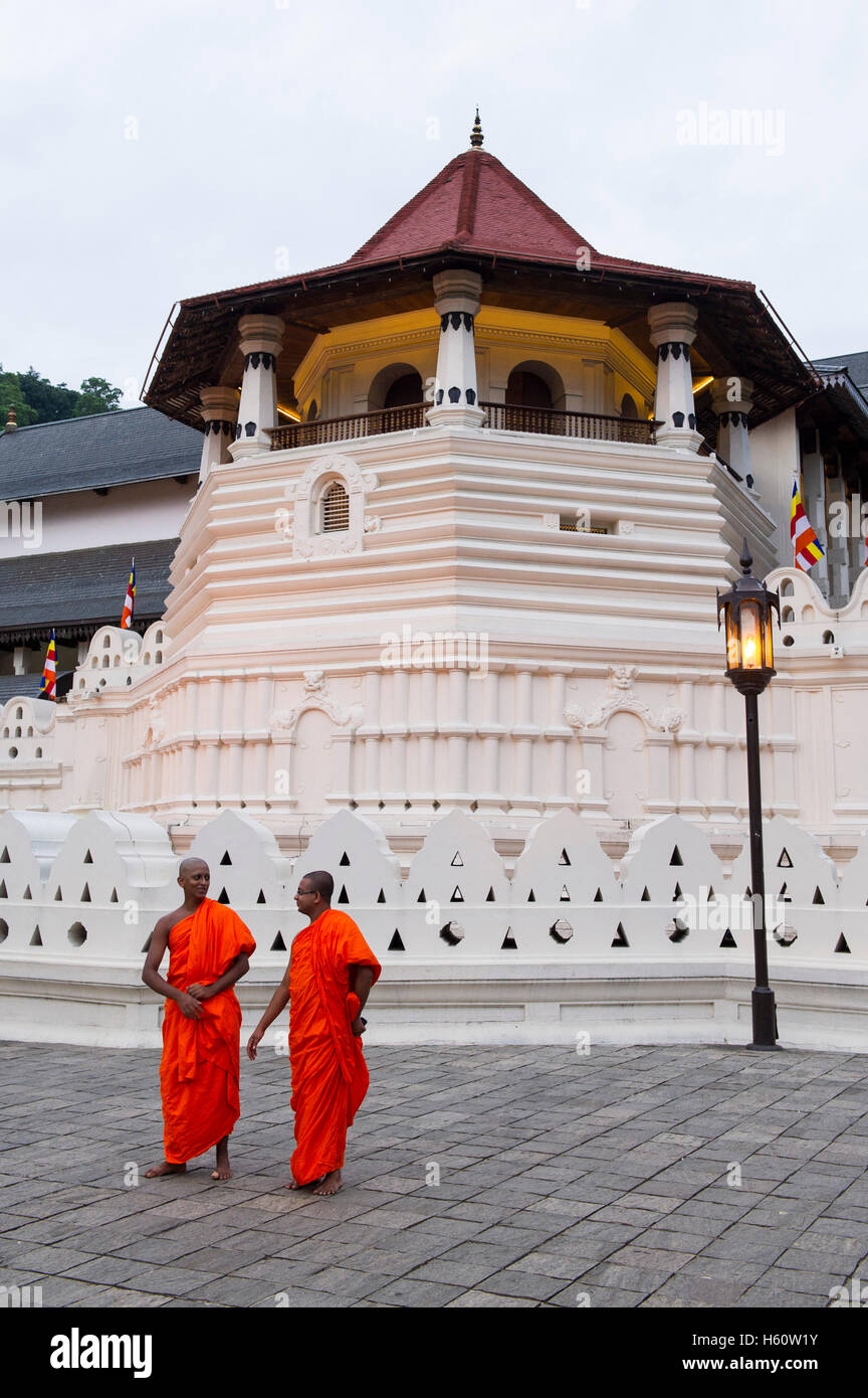 Monks standing outside the Temple of the Tooth, Kandy, Sri Lanka Stock Photo