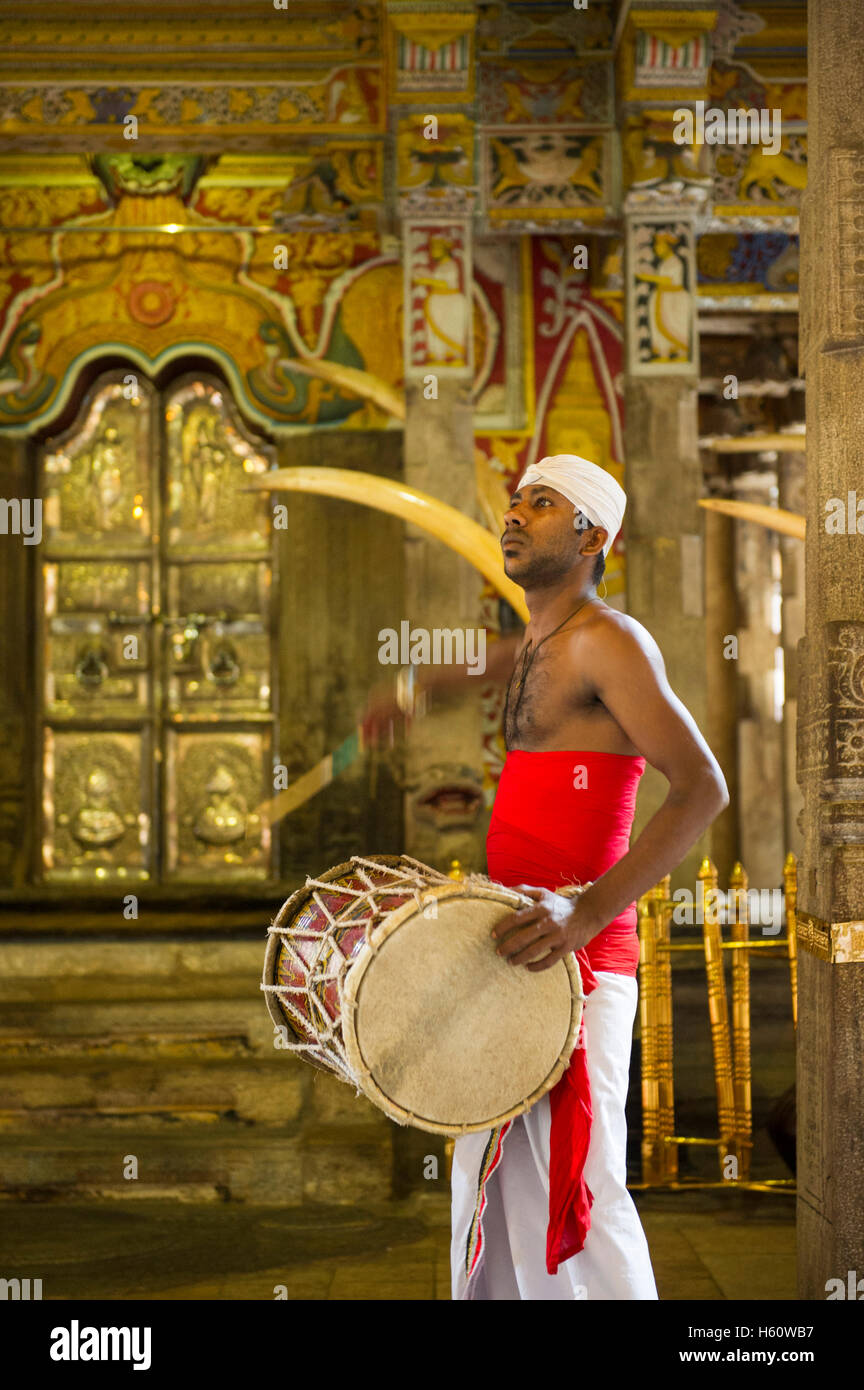 Kandyan drummer hi-res stock photography and images - Alamy