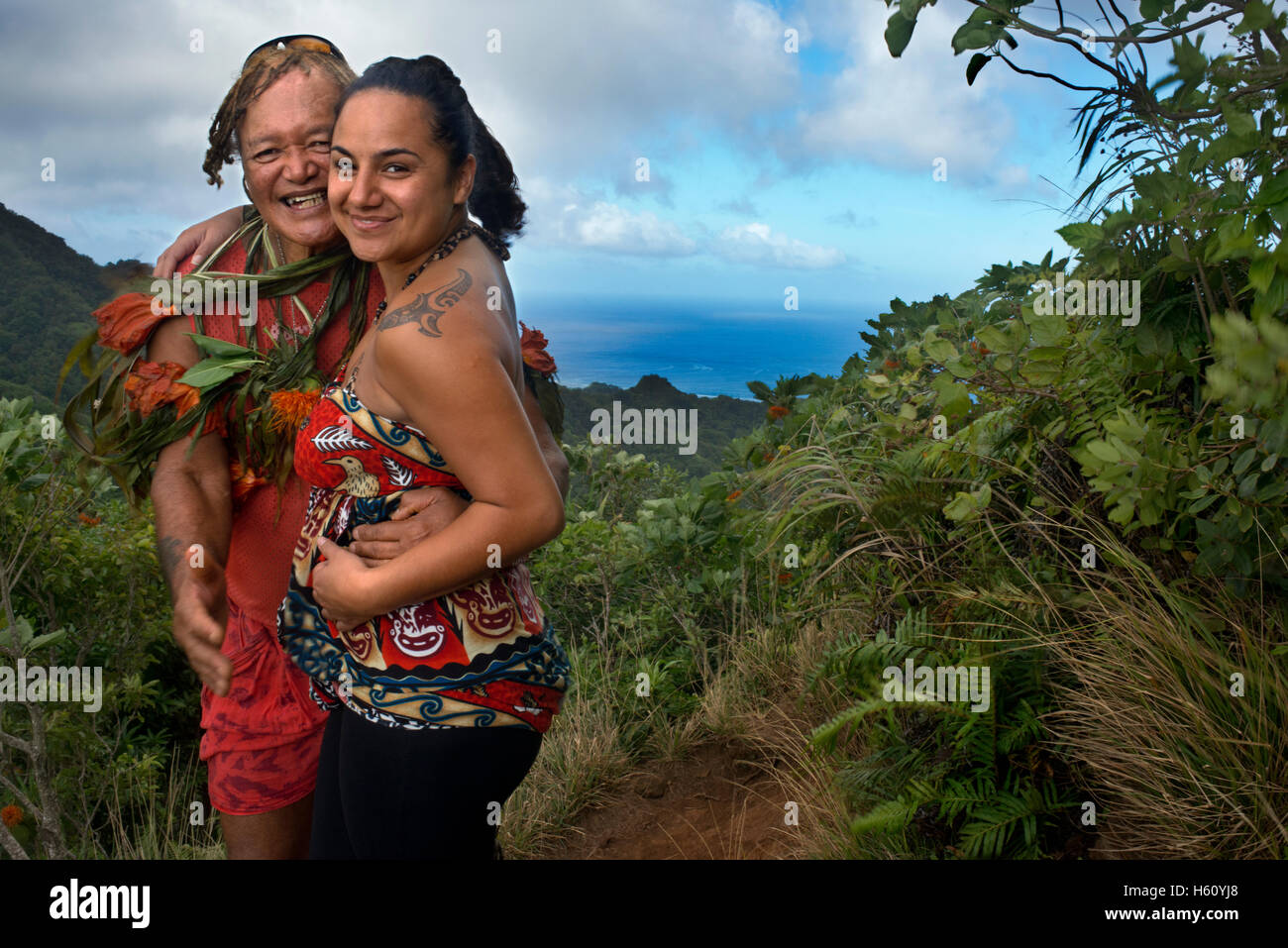Rarotonga Island. Cook Island. Polynesia. South Pacific Ocean. A tourist with maorí tattoo takes pictures with Mr. Pa.  Ten minu Stock Photo