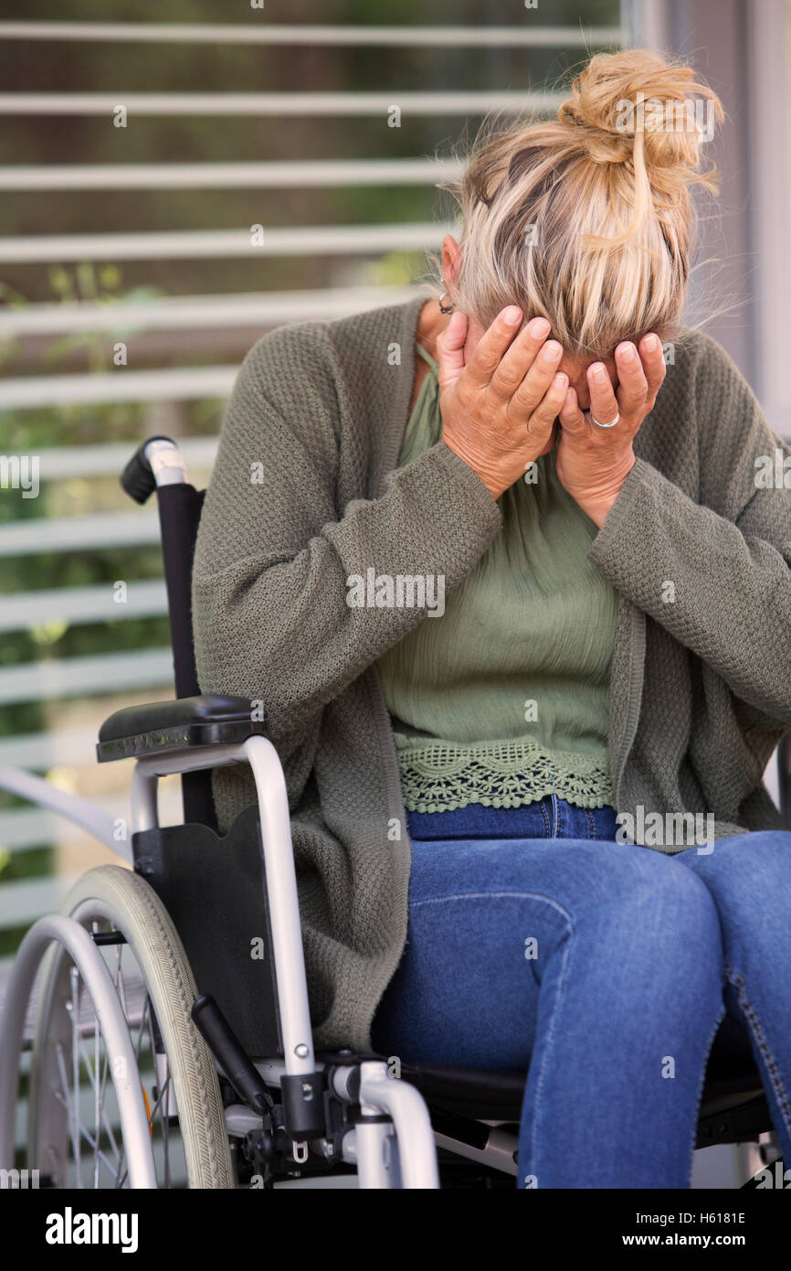 Бабушка в инвалидном кресле
