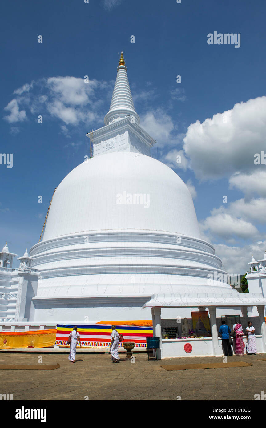 Stupa, Mahinyangana Raja Maha Vihara, Mahiyangana, Sri Lanka Stock Photo