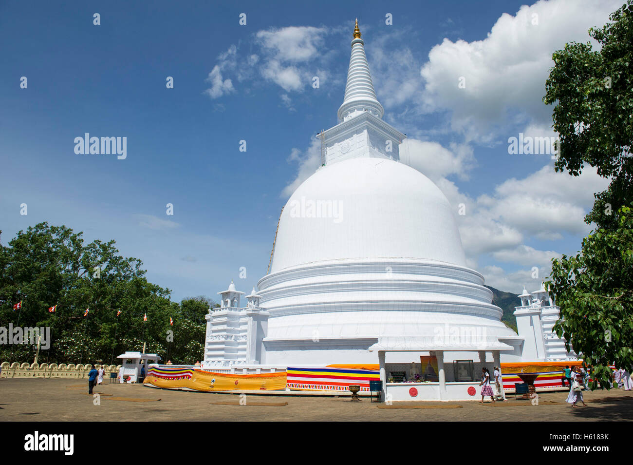 Stupa, Mahinyangana Raja Maha Vihara, Mahiyangana, Sri Lanka Stock Photo