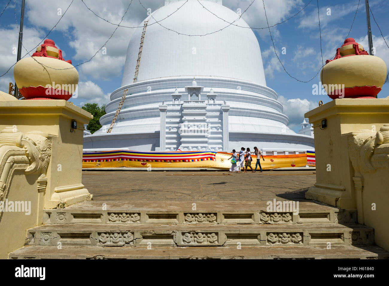 Stupa, Mahinyangana Raja Maha Vihara, Mahiyangana, Sri Lanka Stock Photo