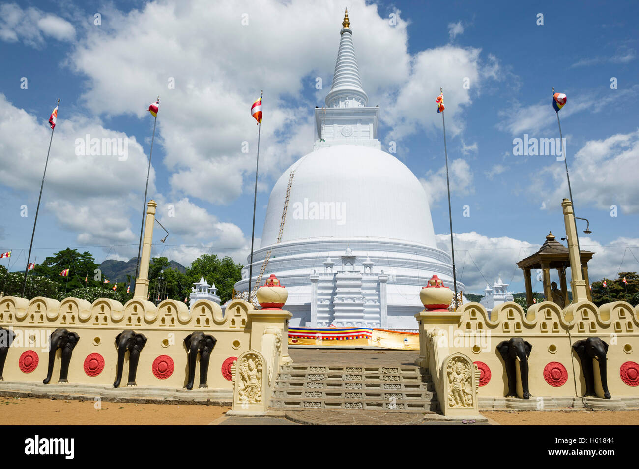 Stupa, Mahinyangana Raja Maha Vihara, Mahiyangana, Sri Lanka Stock Photo