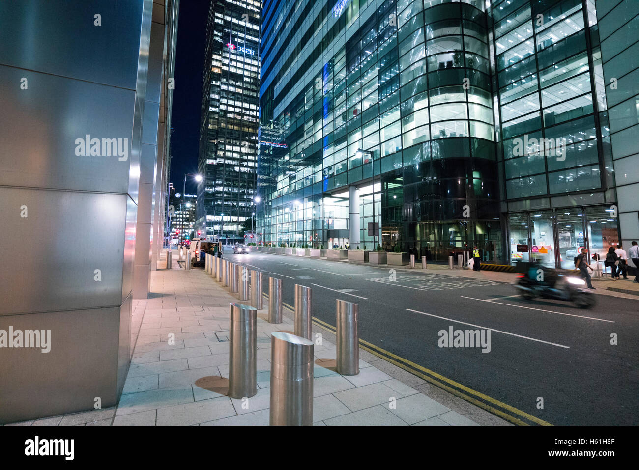 Canary Wharf Street View Street View By Night In The Amazing Canary Wharf District Stock Photo -  Alamy