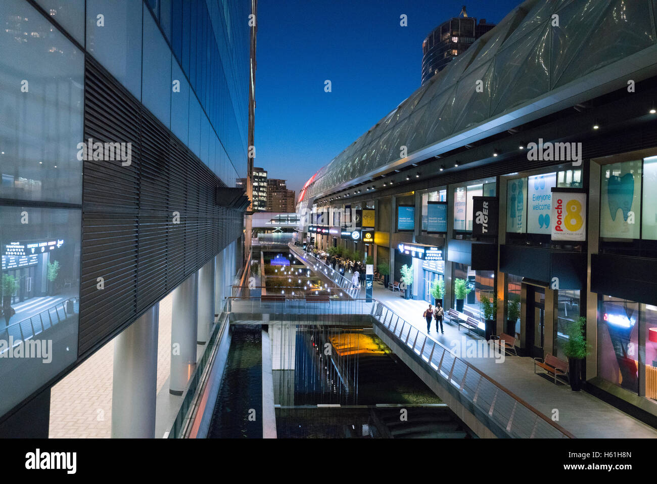 Amazing architecture at Canary Wharf - illuminated at night Stock Photo ...
