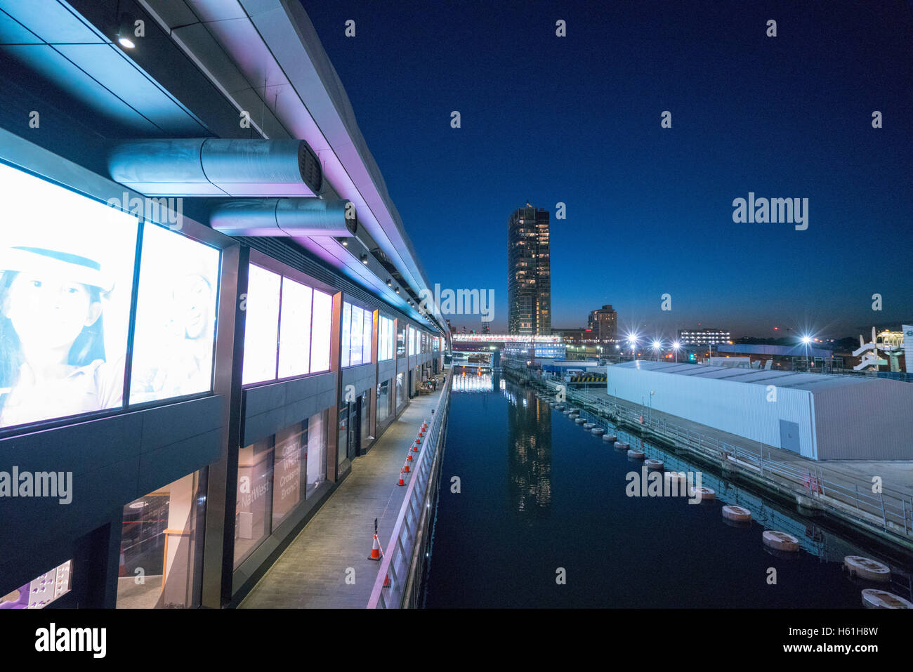 Amazing architecture at Canary Wharf - illuminated at night Stock Photo ...