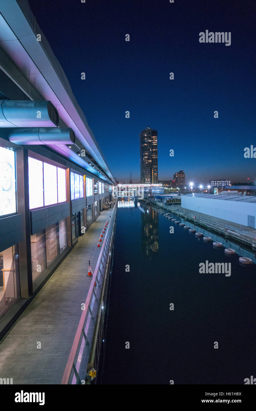 Amazing architecture at Canary Wharf - illuminated at night Stock Photo ...