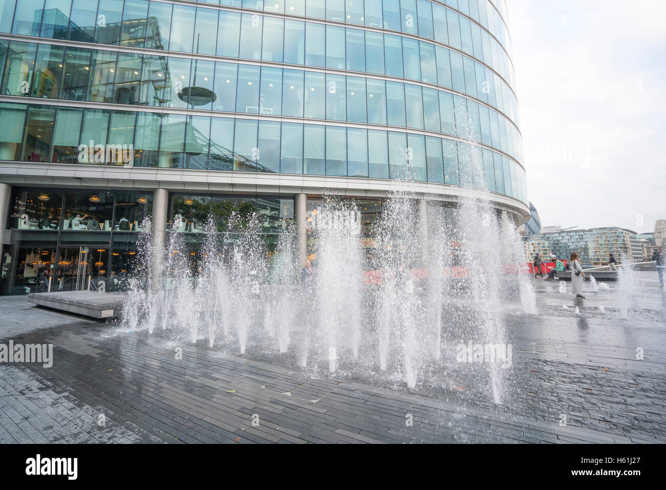 The fountains at More London Riverside Stock Photo Alamy