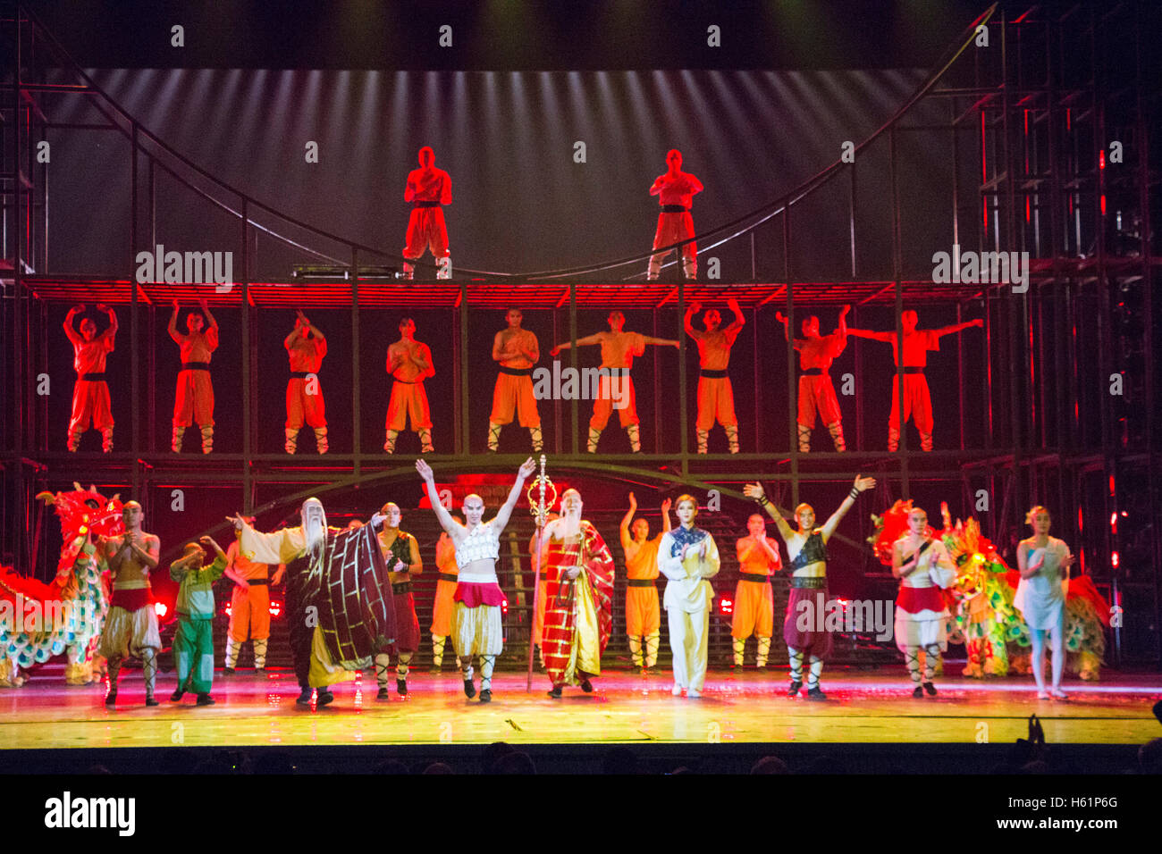 gruppe Embankment Udover The legend of Kung Fu, performance at Red Theatre Beijing. Wonderful story  on Stage. In China Stock Photo - Alamy